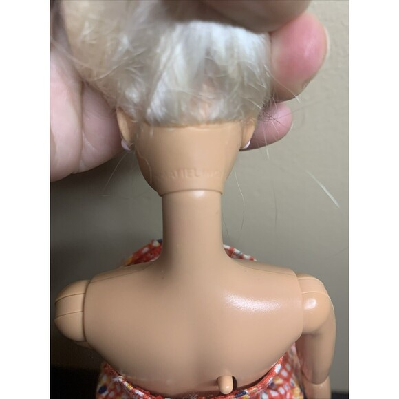 Vintage Mattel Barbie 1998 Long Blonde Hair Lever in the back to move her Arms - Picture 4 of 5